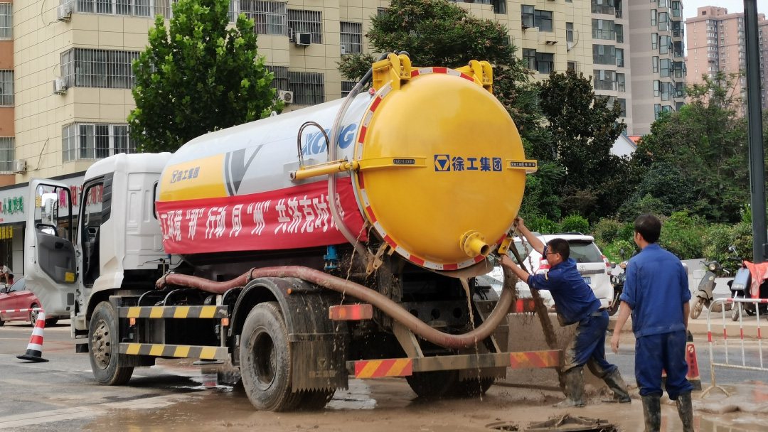 尊龙凯时吸污车驰援郑州特大暴雨